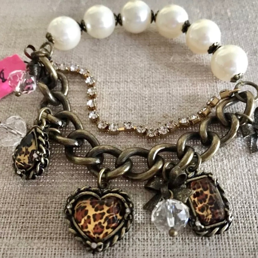Gorgeous leopard pattern hearts charm bracelet